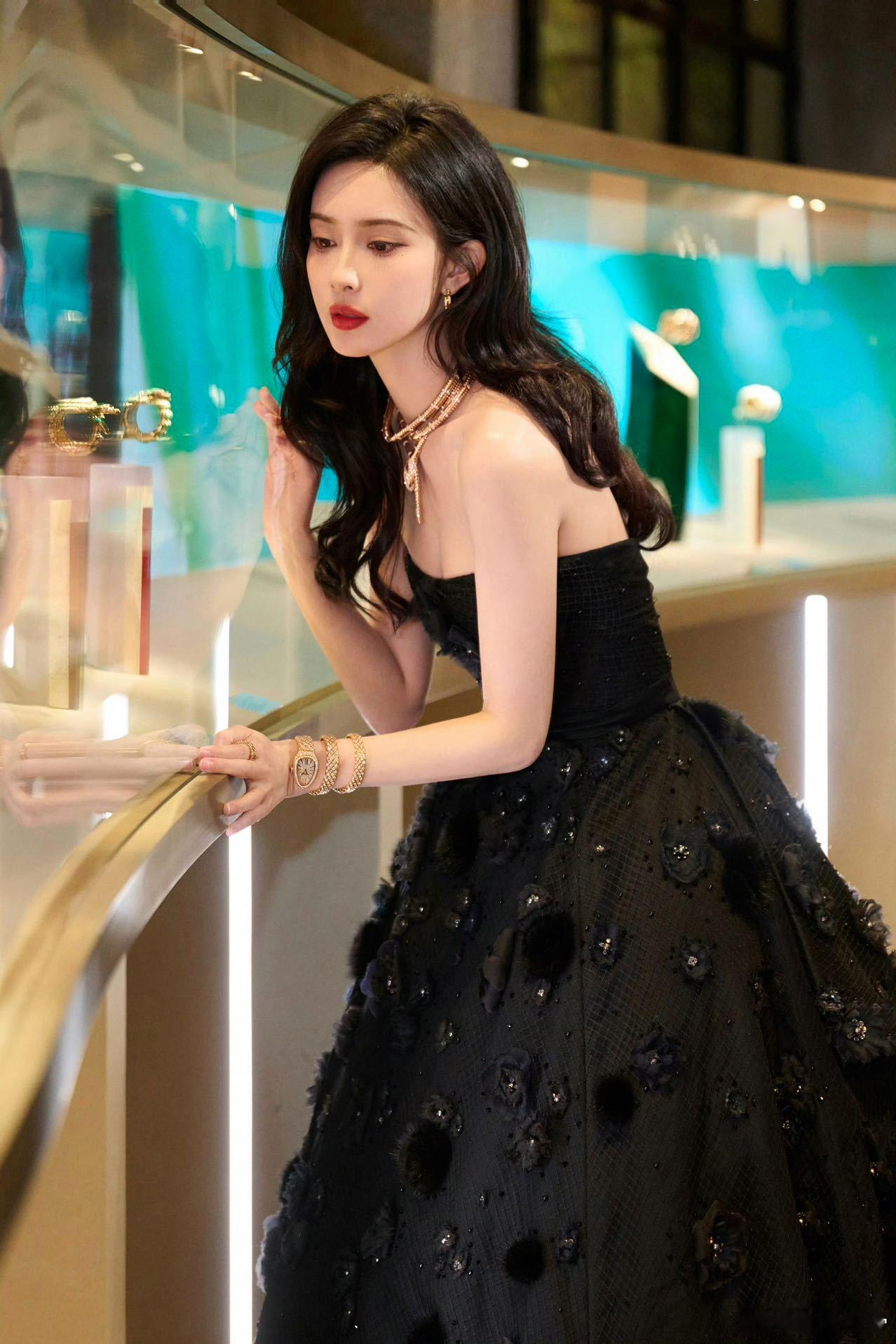 孟子义灵蛇叠搭环绕  孟子义生生不已  昨晚，孟子义以一袭黑色抹胸裙搭配灵蛇珠宝