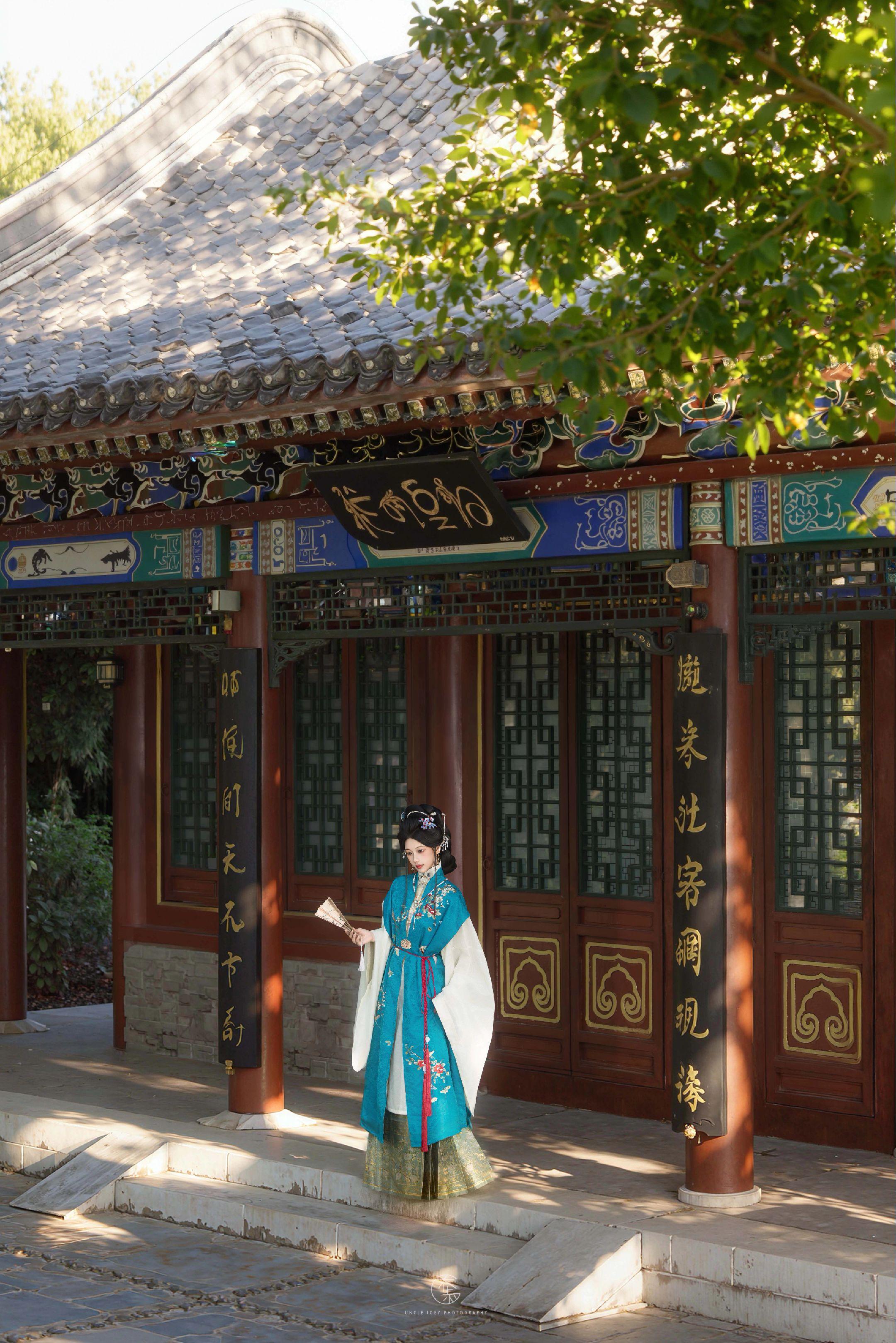 晚明轻复原丨“时光清浅处，一步一安然。”端庄大气的明制汉服你确定不尝试一下？