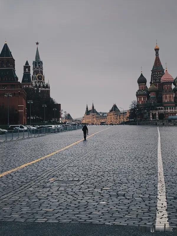 12月24日克里姆林宫的颁奖仪式上发生了超有看点的一幕！普京亲自为扎哈罗娃佩戴四