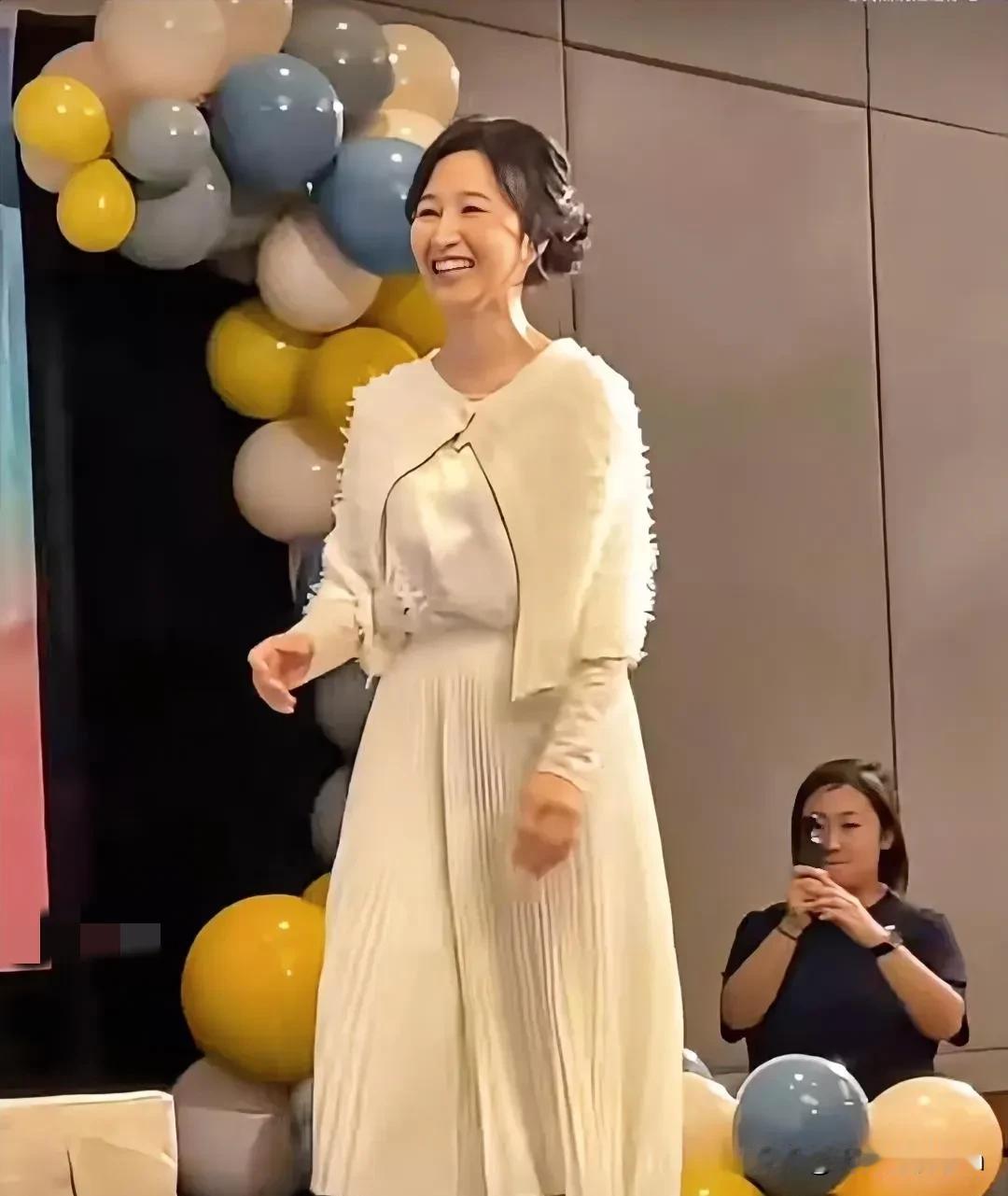 关咏荷今年61岁了，应该说到了这个年纪的人，身上都会有一些老年人的特征

比如皮