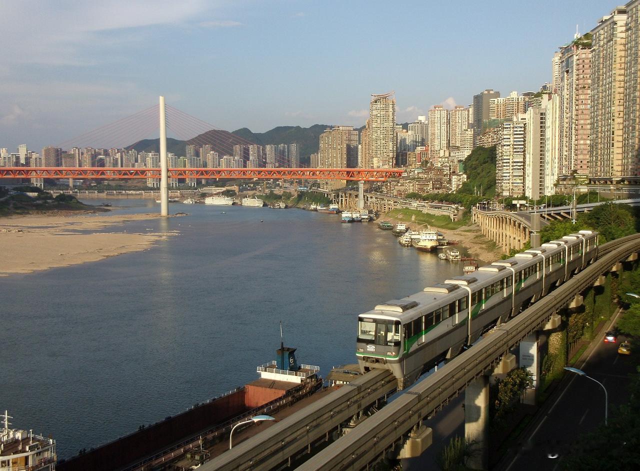 2015年8月在黄花园嘉陵江大桥拍摄的图片。右下角是重庆轨道交通2号线一列6编组