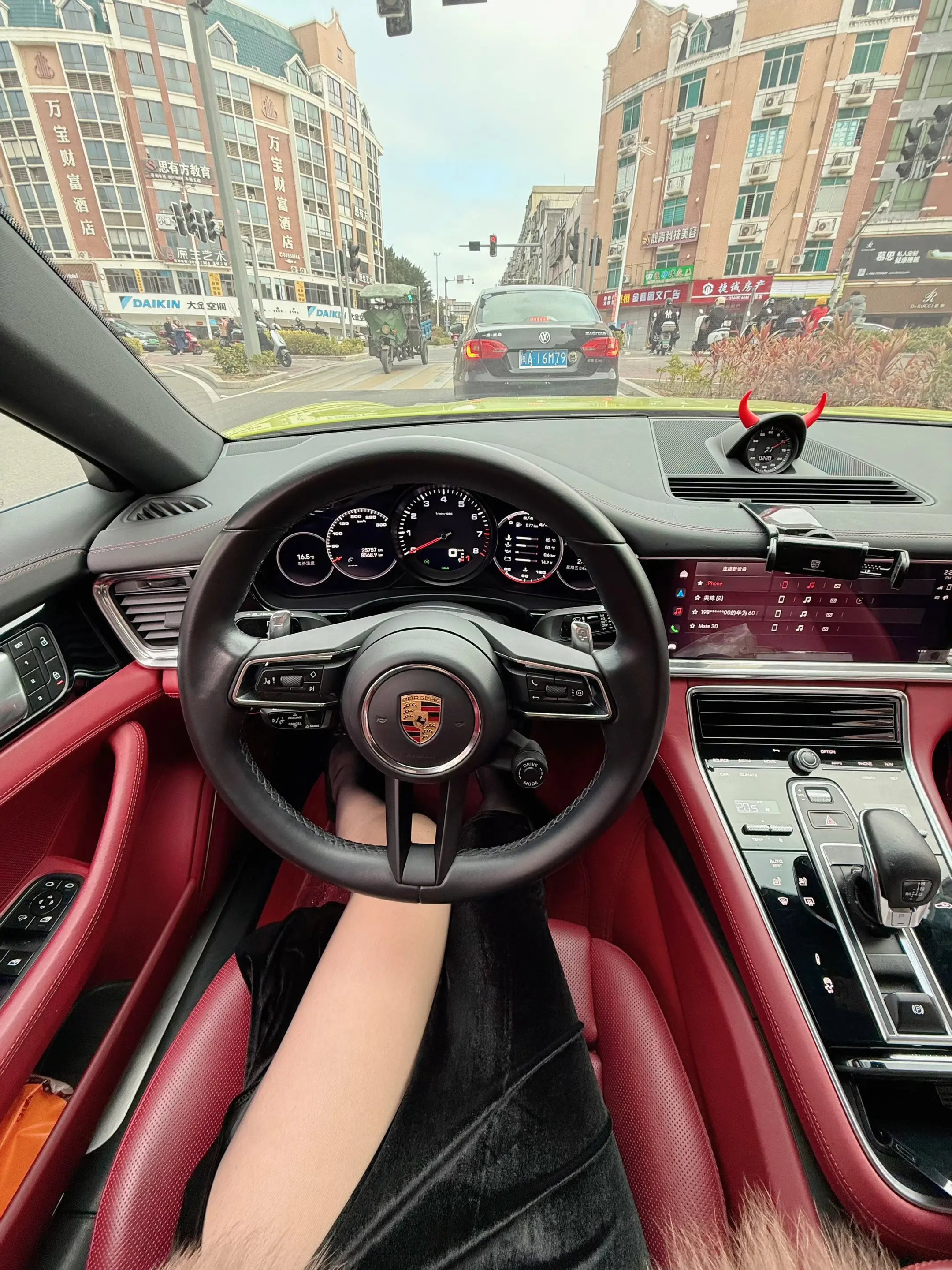 让我考考你啊 ，我的脚痔在右边还是左边😅