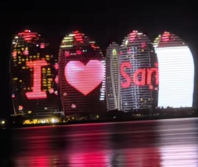 刷到一视频，电子投屏上显示“我❤️三”“I❤️san”，刚想说谁胆子这么大，明目