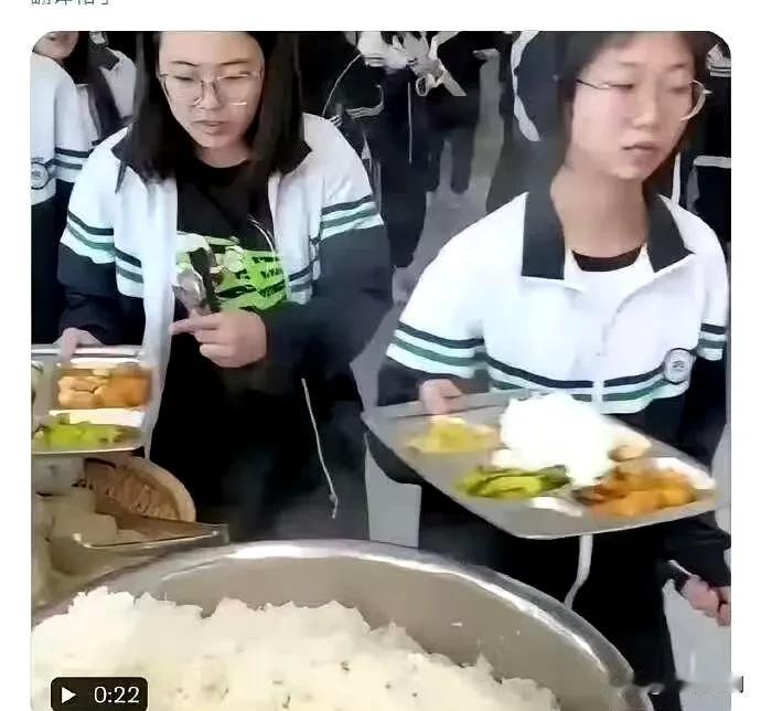 中国学校食堂吃饭的视频传到日本，日本人的反应就是典型的“据小节而无大义”，它们大