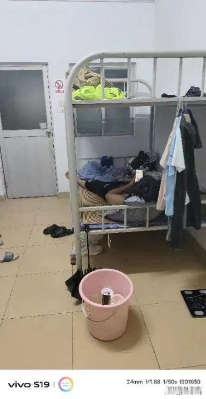 又要准备提桶跑路了，现在的劳务中介他喵太黑心了。[叹气]
微 信联系的工作地点说