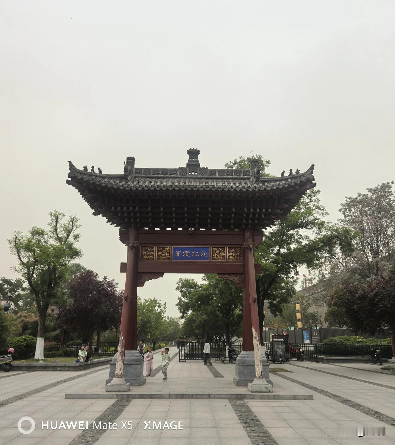 安定北苑，坐落于西安城墙之下，有几株槐花树。
那槐花的香气，扑鼻而来。记得小时候