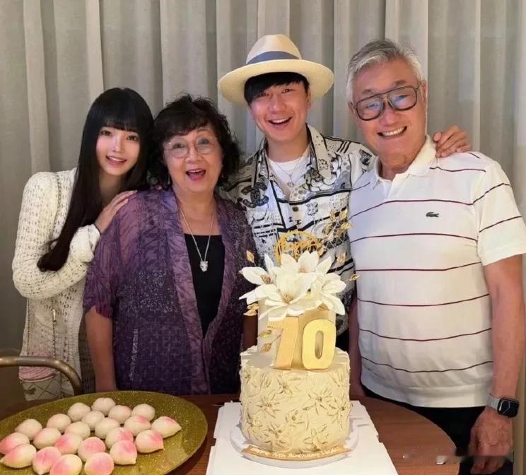 近日，林俊杰在个人社交平台晒出庆祝妈妈70大寿的生日照片，照片中一家三口多了一位