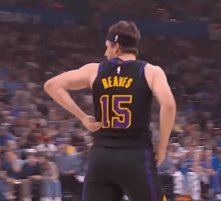 张雪回应一个子儿没有言论硬汉！对阵雷霆一战，在首节剩6分23秒时，里夫斯在跳起抢