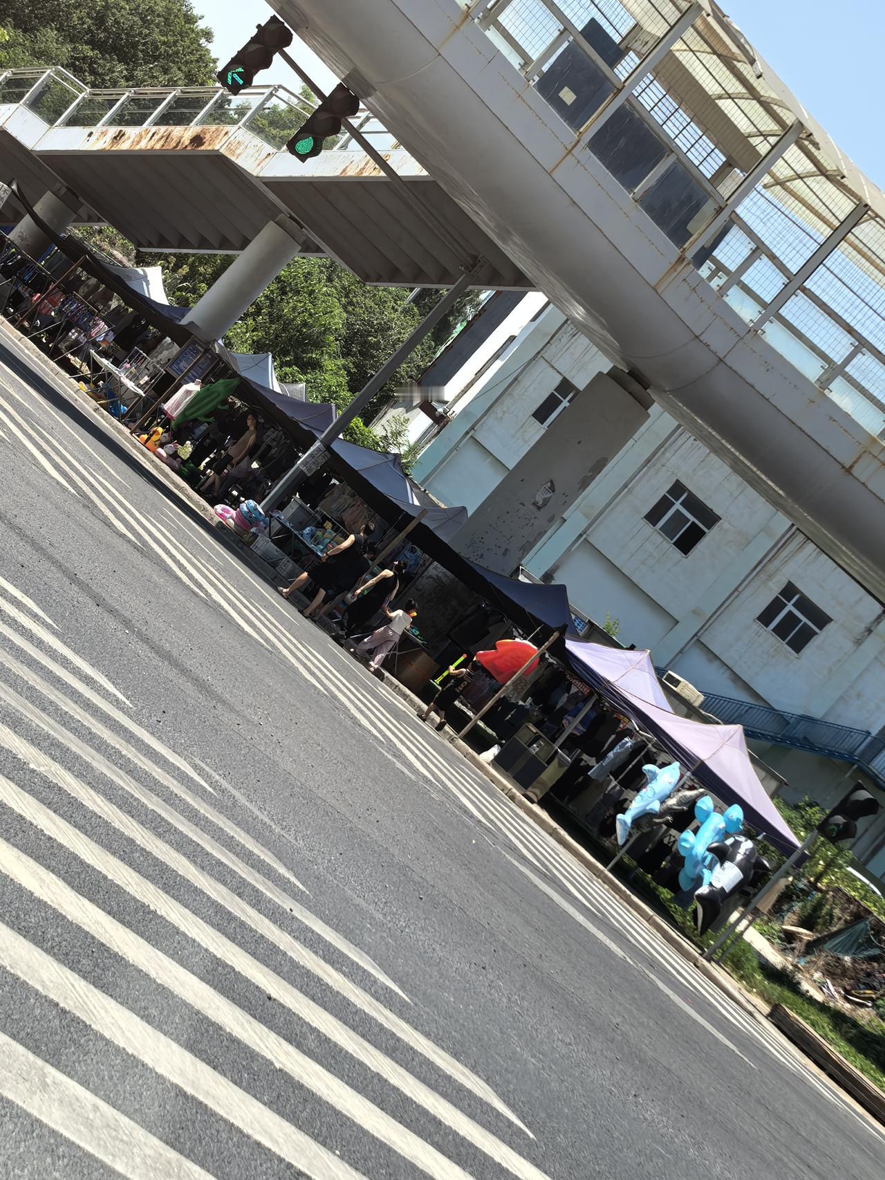 水公园的周边，挤满了卖泳衣、泳圈的摊位，季节性的活动也能带动周边经济发展