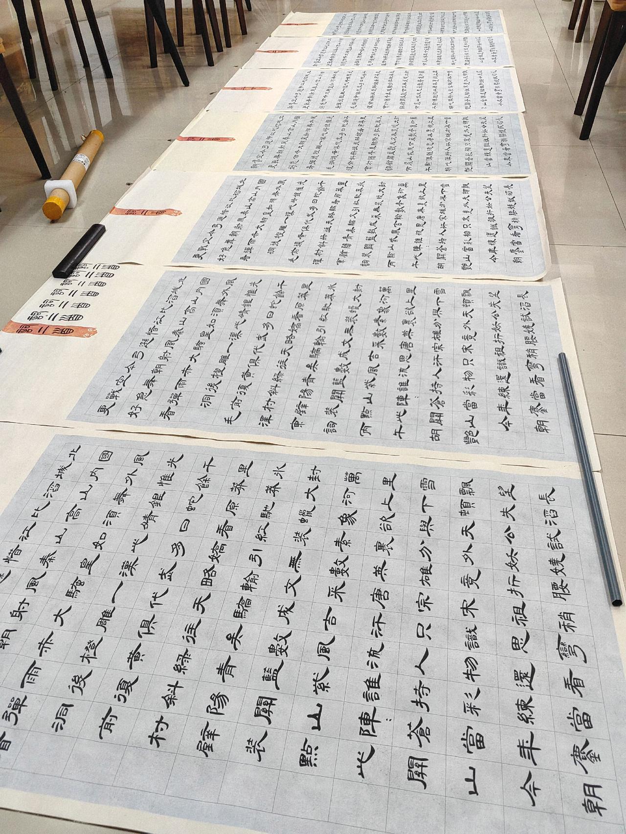 日日伏案，专习隶书。
一纸又一纸，满桌皆是笔墨痕迹，没有捷径，全靠日复一日沉下心
