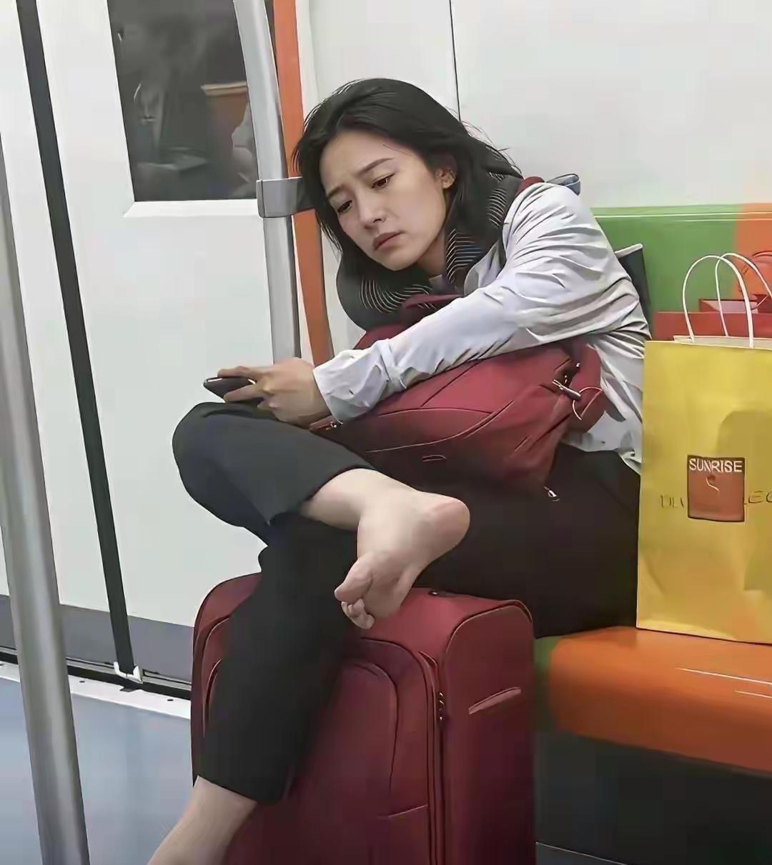 挺漂亮女孩，行为不怎么雅观[灵光一闪]