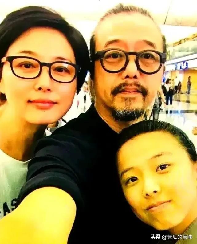 张延的女儿，简直和妈妈是一个模子里刻出来的，尤其是眉眼和脸型，完全就是复刻版，连