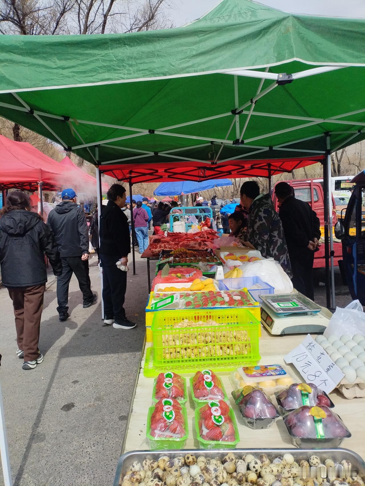 这里是黑龙江省肇东市17道街早市。
   早市不愧为早市。五点来钟，就有摊床摆上