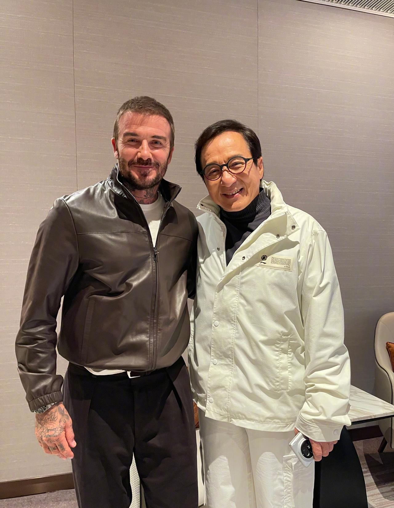 不懂就问，成龙用的手机是什么牌子的？你们知道吗？

从镜头Deco以及摄像头排布