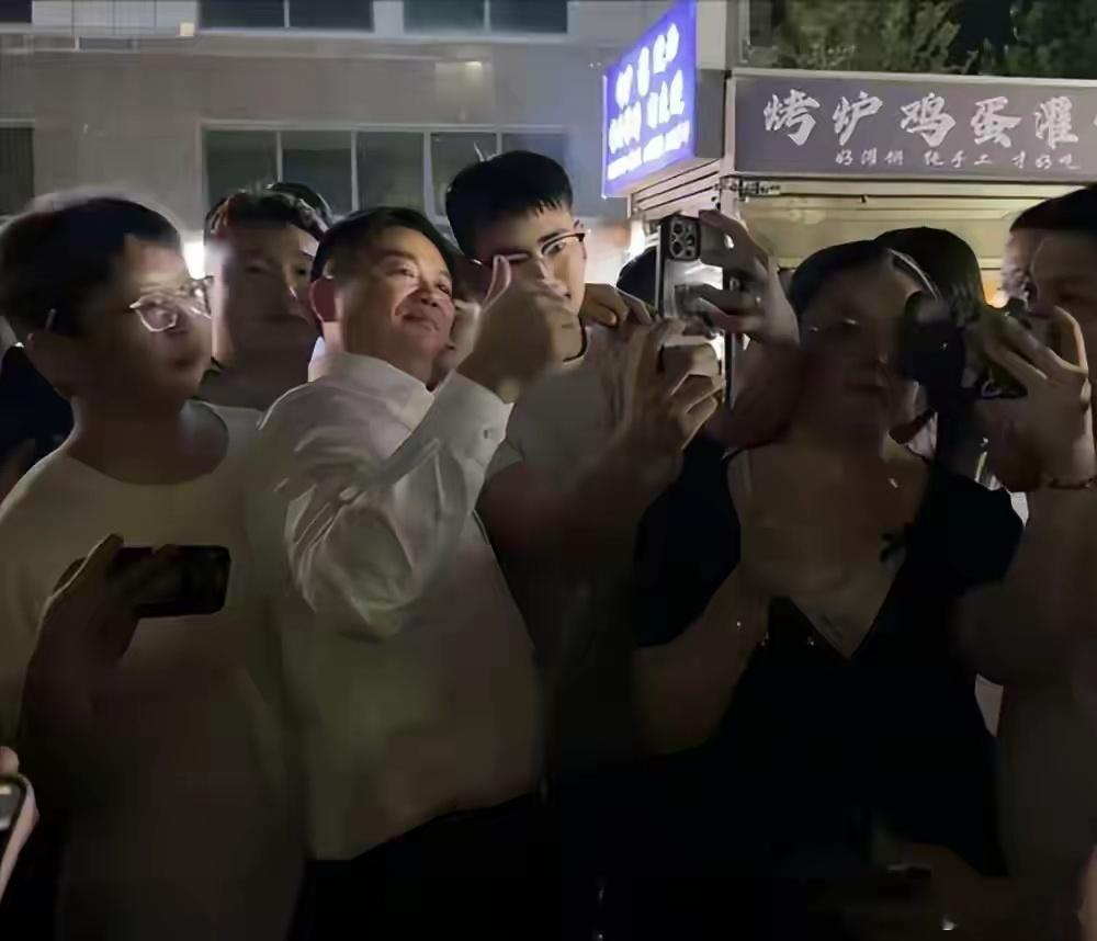刘强东夜市用塑料碗和乡亲们喝酒东哥回到宿迁老家，开心的像个孩子。主动与粉丝揽肩合