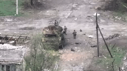 2名俄军士兵意外触发反坦克地雷，其中1人直接弹出屏幕外，另1人倒地高频率挥舞着四
