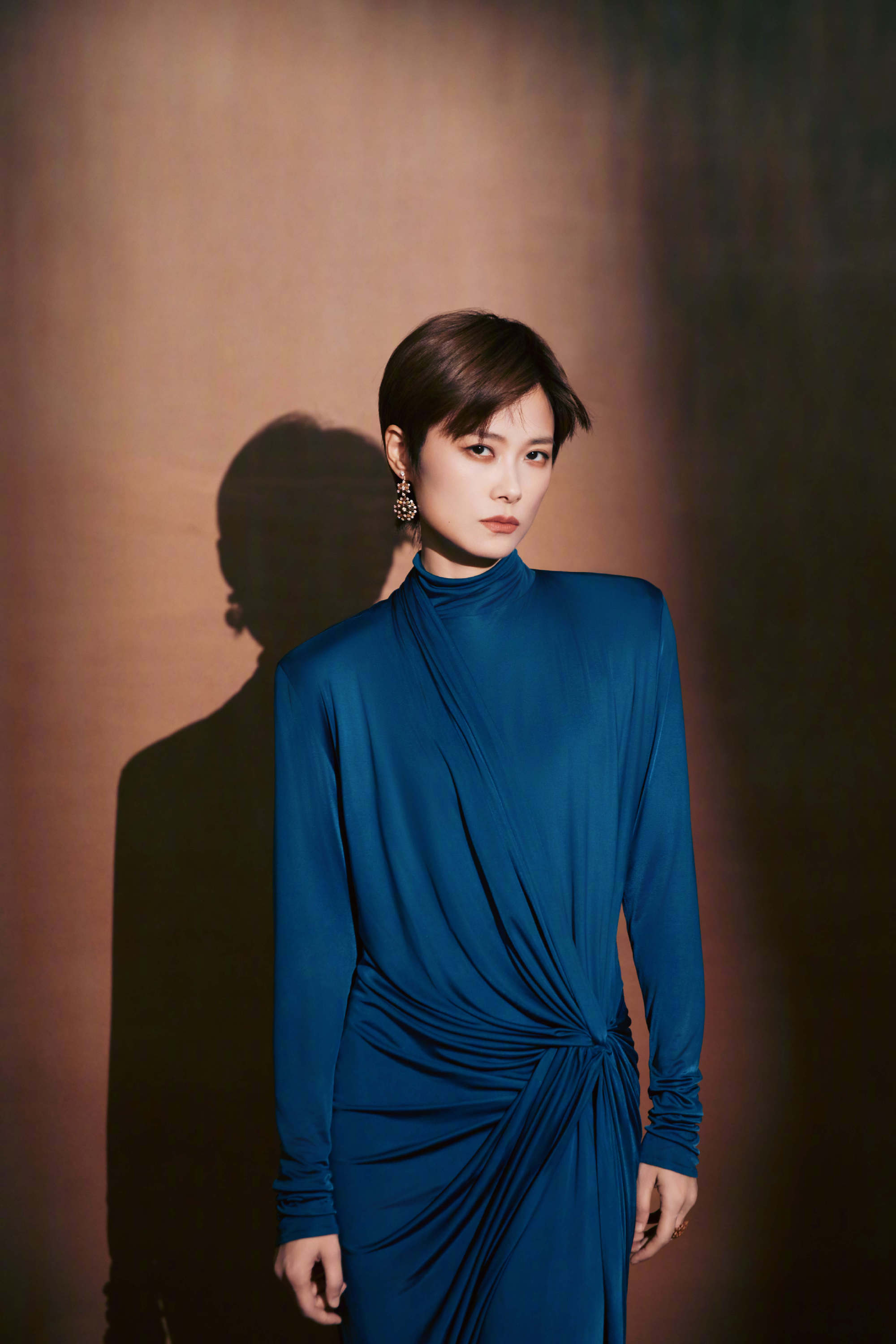 💘李宇春 × 央视中秋晚会👗BALMAIN 2026秋冬蓝色抽褶缎面连衣裙 