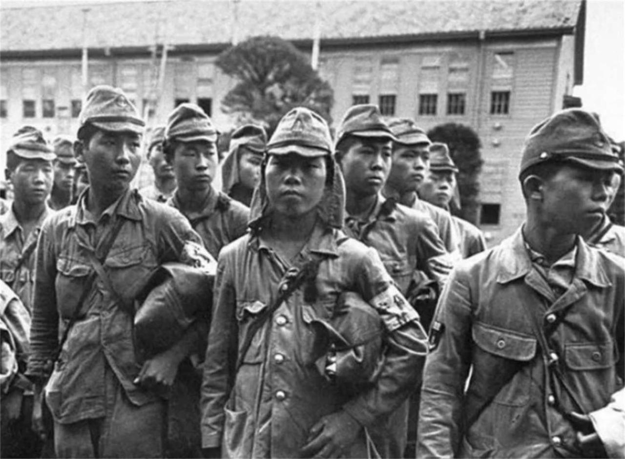 1939年，日军哨兵主动投降，审讯后才知：竟是早稻田大学高材生。

1939年深