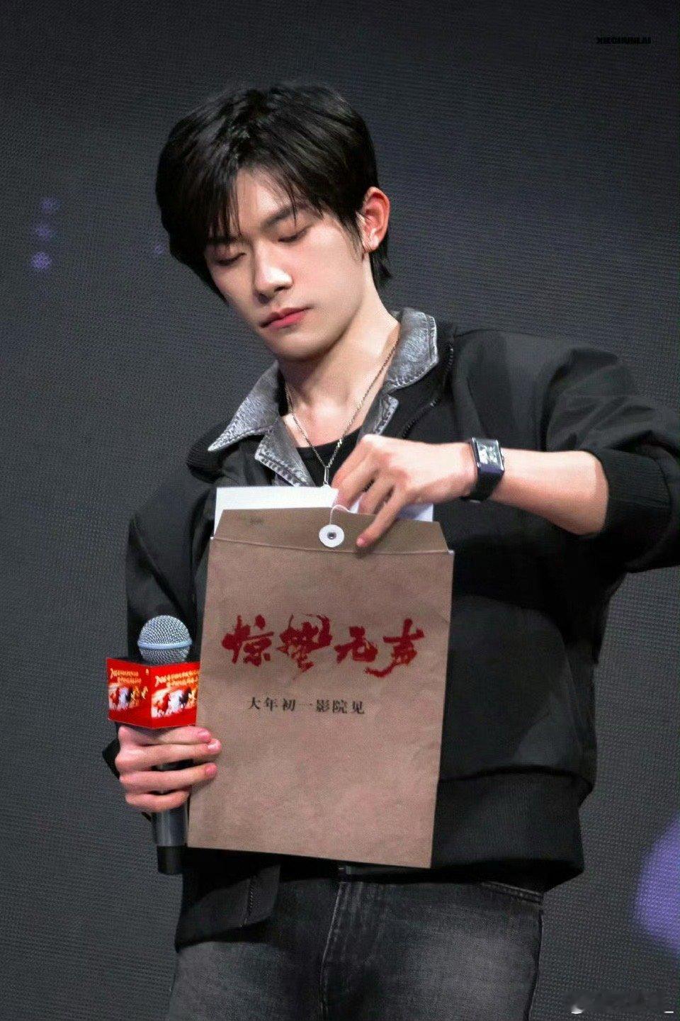 易烊千玺回应为惊蛰无声减肥易烊千玺为了演好《惊蛰无声》的角色，减重15斤呢！这可