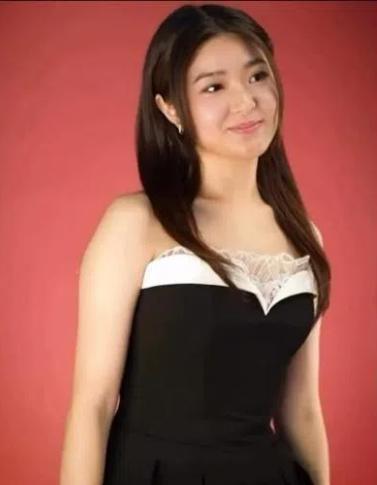 许绍雄女儿许惠菁，宣布正式出道！

已故“欢喜哥”许绍雄的女儿许惠菁签约棋人娱乐