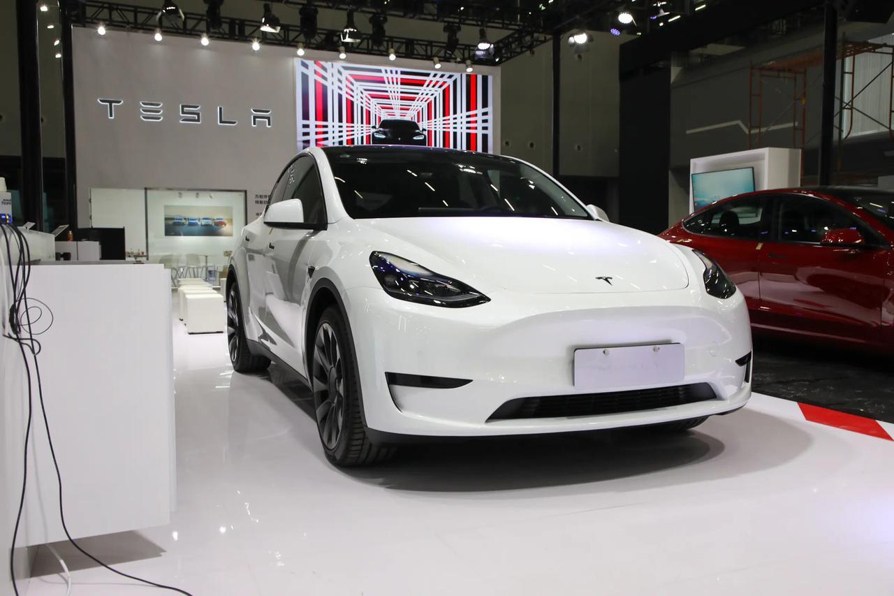 特斯拉Model Y的辅助驾驶，用三个月后我想说：它像个拿了驾照但没上过路的新手