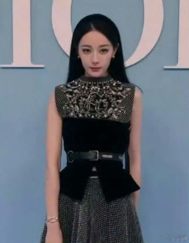 迪丽热巴、周也、金智秀Dior看秀造型，喜欢谁的妆造～ ​​​
