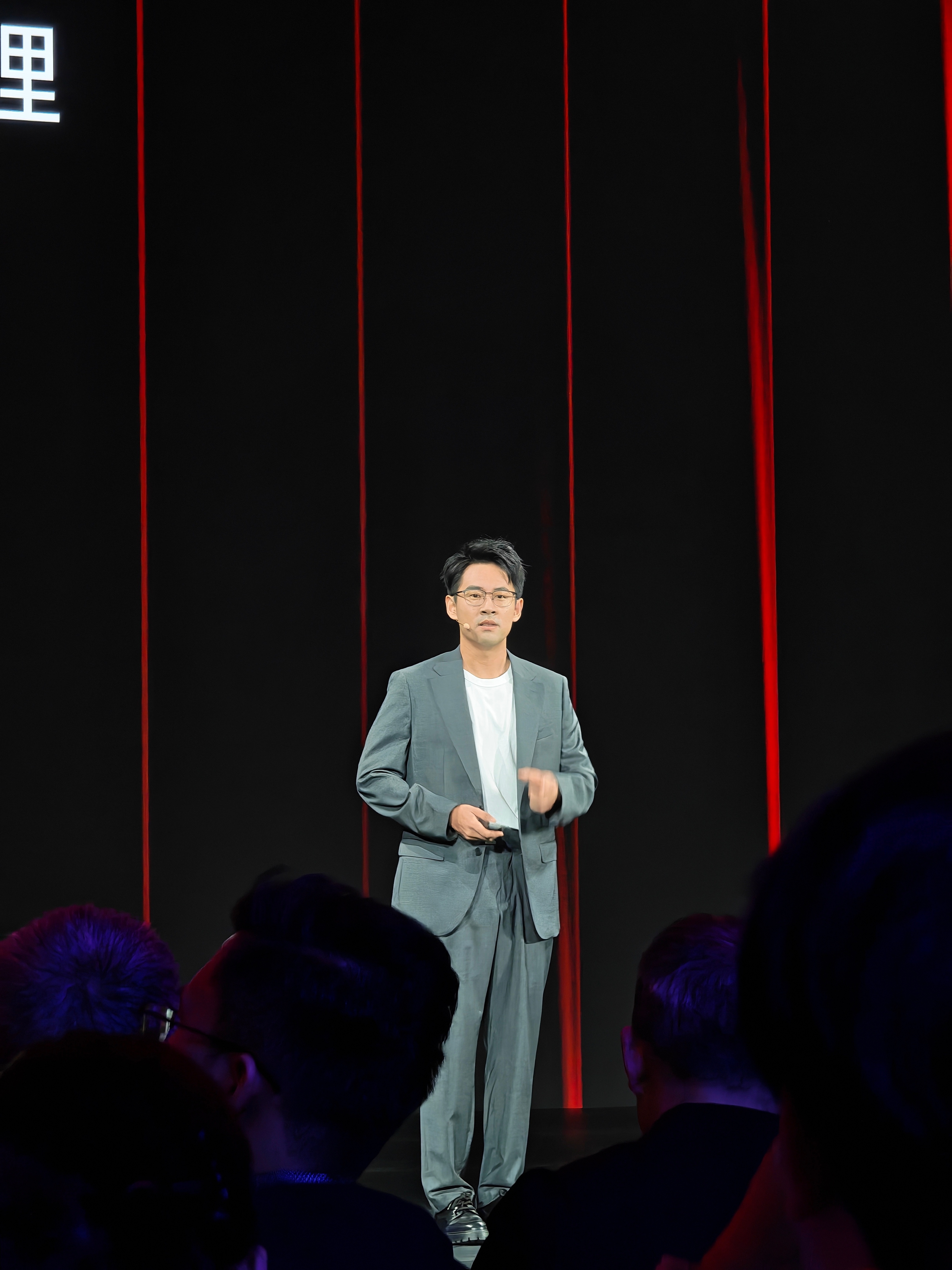 从荣耀这次发布会旗舰手机产品主讲为产品经理而不是CEO或者总裁，大概就可以隐隐感