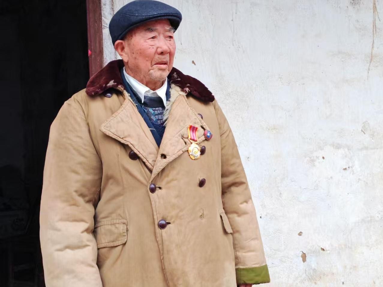 一件羊皮大衣，一部英雄史诗！
 
    冰雪覆战场，热血铸荣光。2026年2月