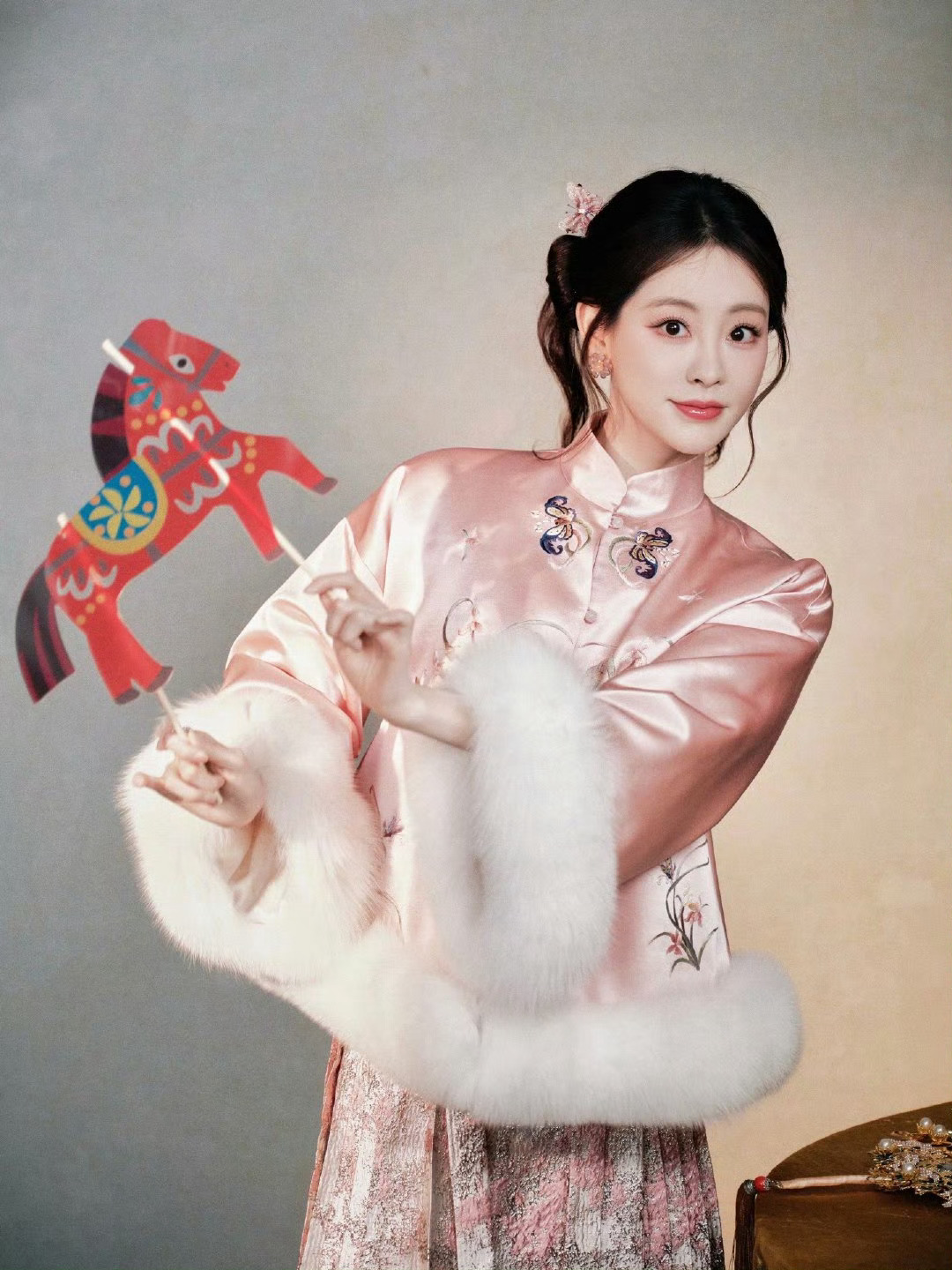 祝绪丹哇哦 今晚可以守着电视看祝祝两个节目了