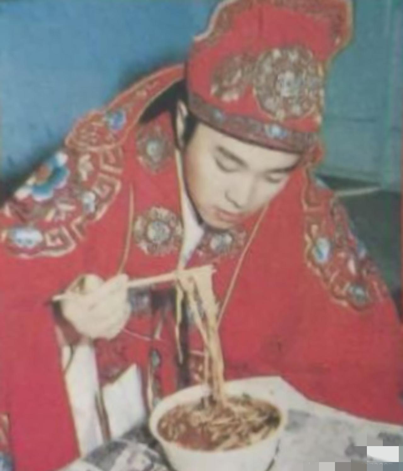 没想到周星驰这么能吃啊，曾经连干十道菜+三碗粉，夜宵再怼牛肉面，惊呆全场！
19