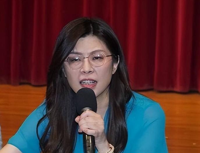 郑丽文反应快！



郑丽文确实有脑子。
被问到她想见谁，
她没提具体人名，
只