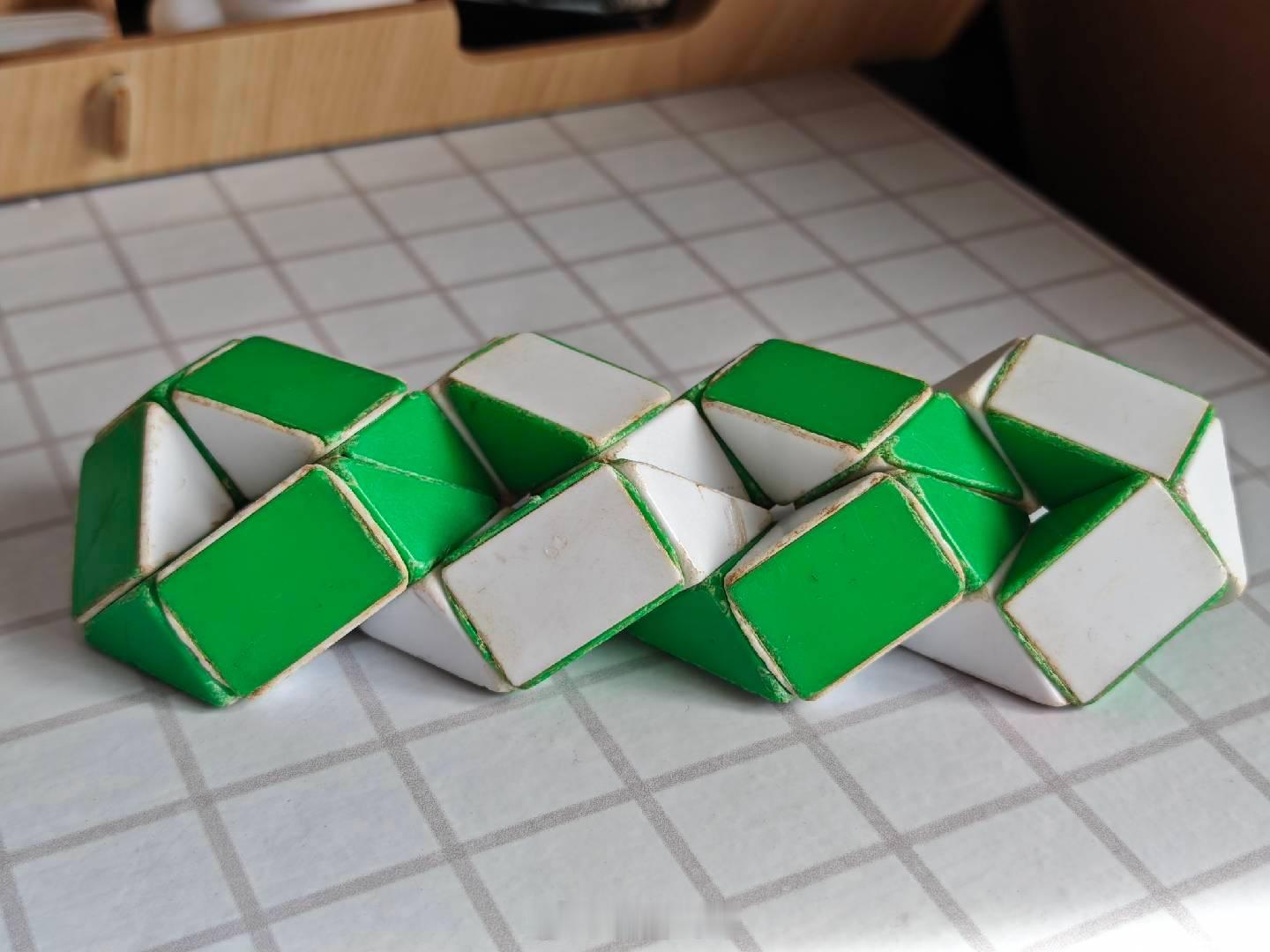 大年初二宜走亲戚搁亲戚家瞅见这个小玩具，是不是童年回忆有没有小时候玩过百变魔尺的