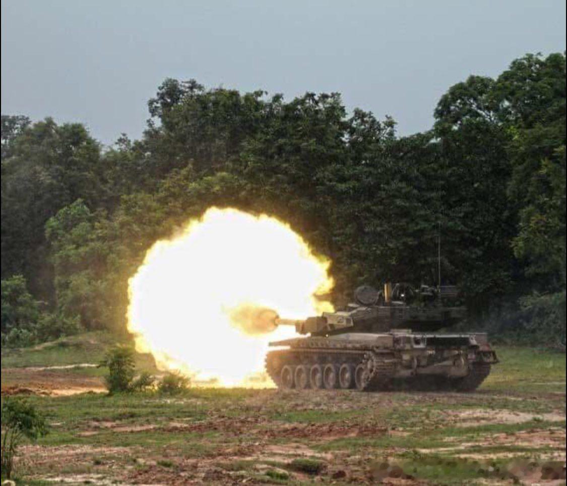 泰国陆军VT-4参战，炮轰了柬埔寨军队的基地泰柬边境冲突现场画面曝光泰国柬埔寨在