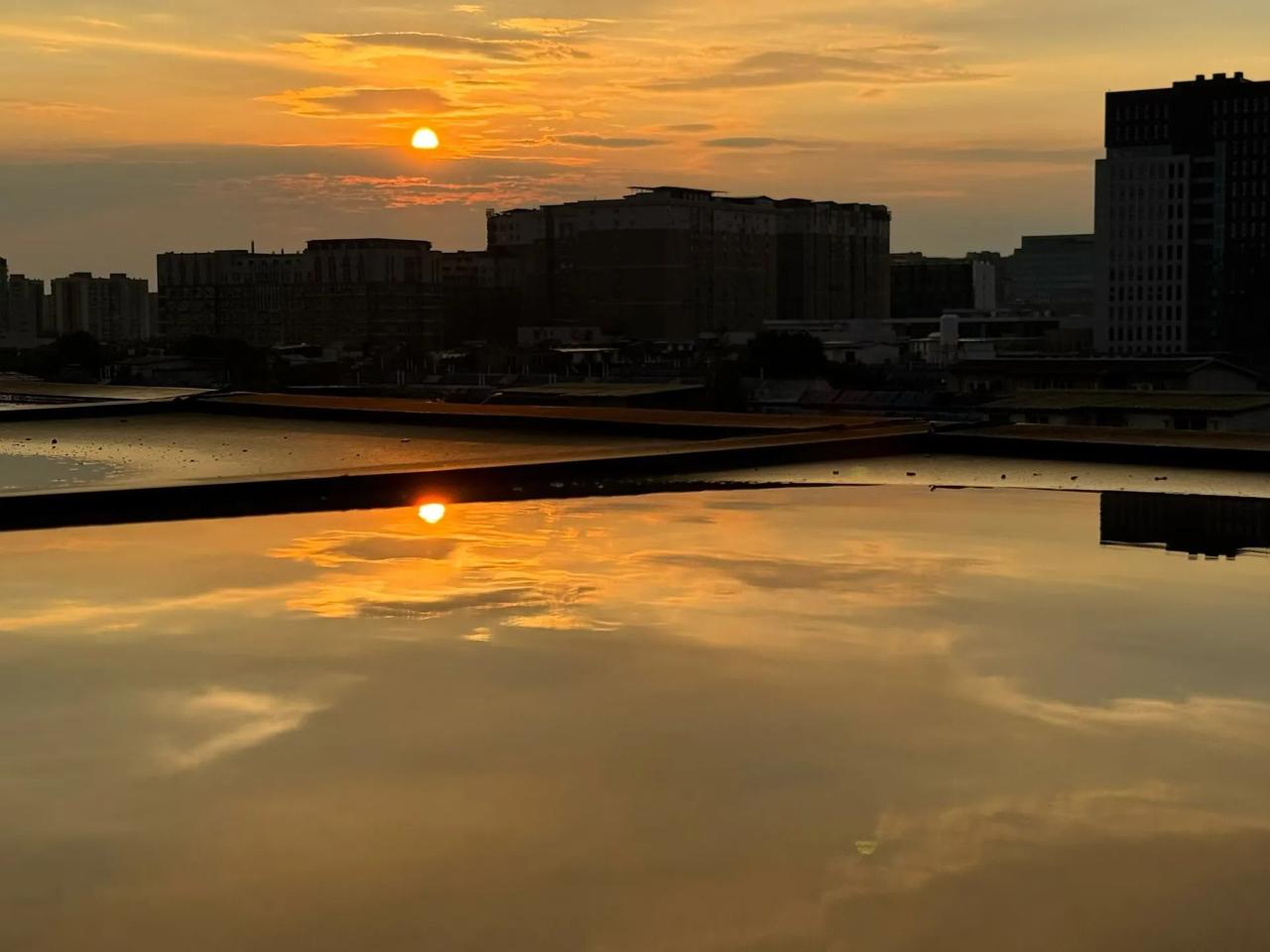 这晚霞夕阳景色如画，太棒了

随手一拍就能当壁纸

你感想是成都