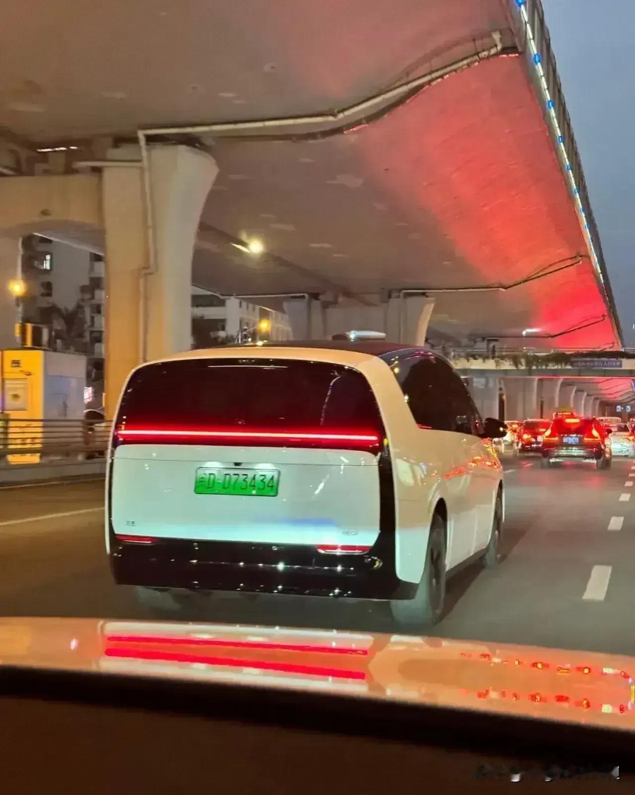 理想mega路上实车谍照曝光？
看了好多网上的官方图和黑理想的图，这次在路上终于