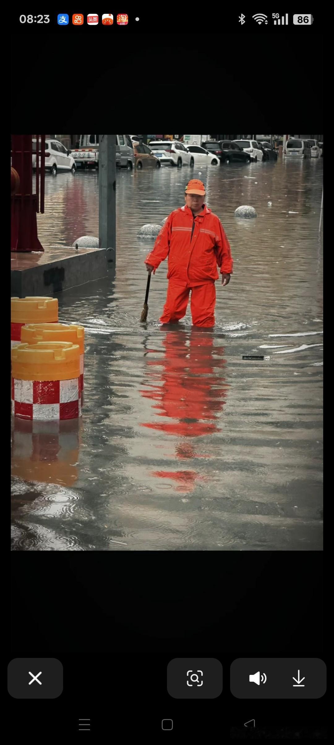 抚顺大爆雨实拍一一雨中坚守，城市守护者，为你点赞[赞][赞][赞][赞]抚顺下大