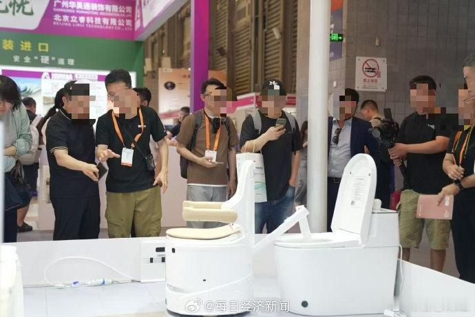 【国内首款如厕机器人来了！如厕机器人定价近3万，跨界大军涌入银发赛道】能自动排污