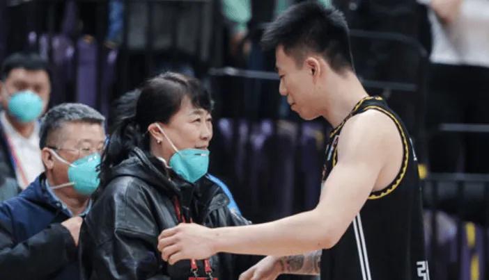 张镇麟从中国男篮当年的未来希望，到一个将近两年都没有代表国家队打球的“伤痕累累”