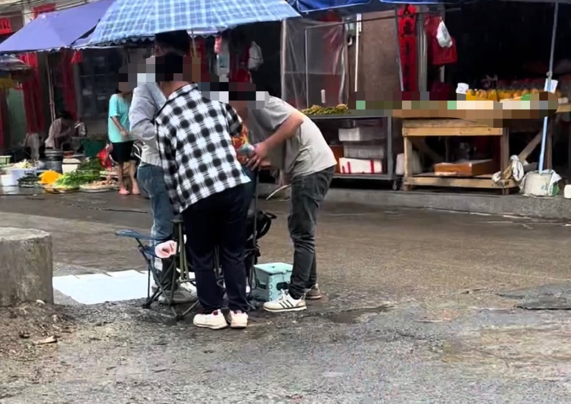 【钦州3人在菜市场坐着凳子乞讨要钱】近日，有网友爆料称：广西钦州某菜市场看见3人