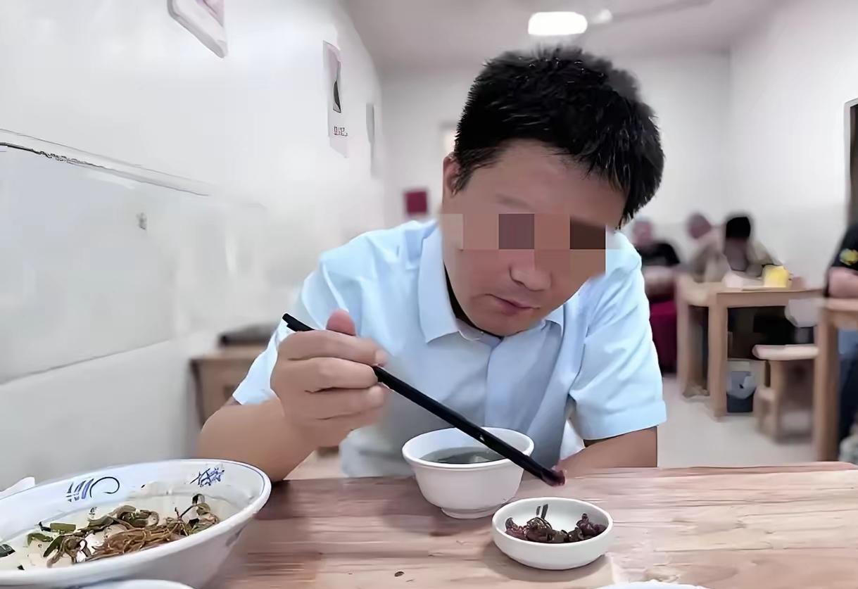 内蒙古，女子的丈夫病逝后，她收拾遗物发现丈夫在8年里给一面馆女员工转了11736