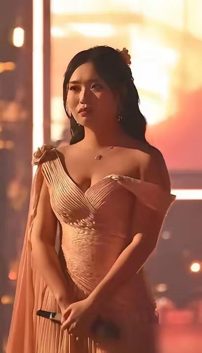 看芒果台跨年，李雪琴一出来，我心里咯噔一下。 这就叫减肥界的终极魔咒吧？ 听说这