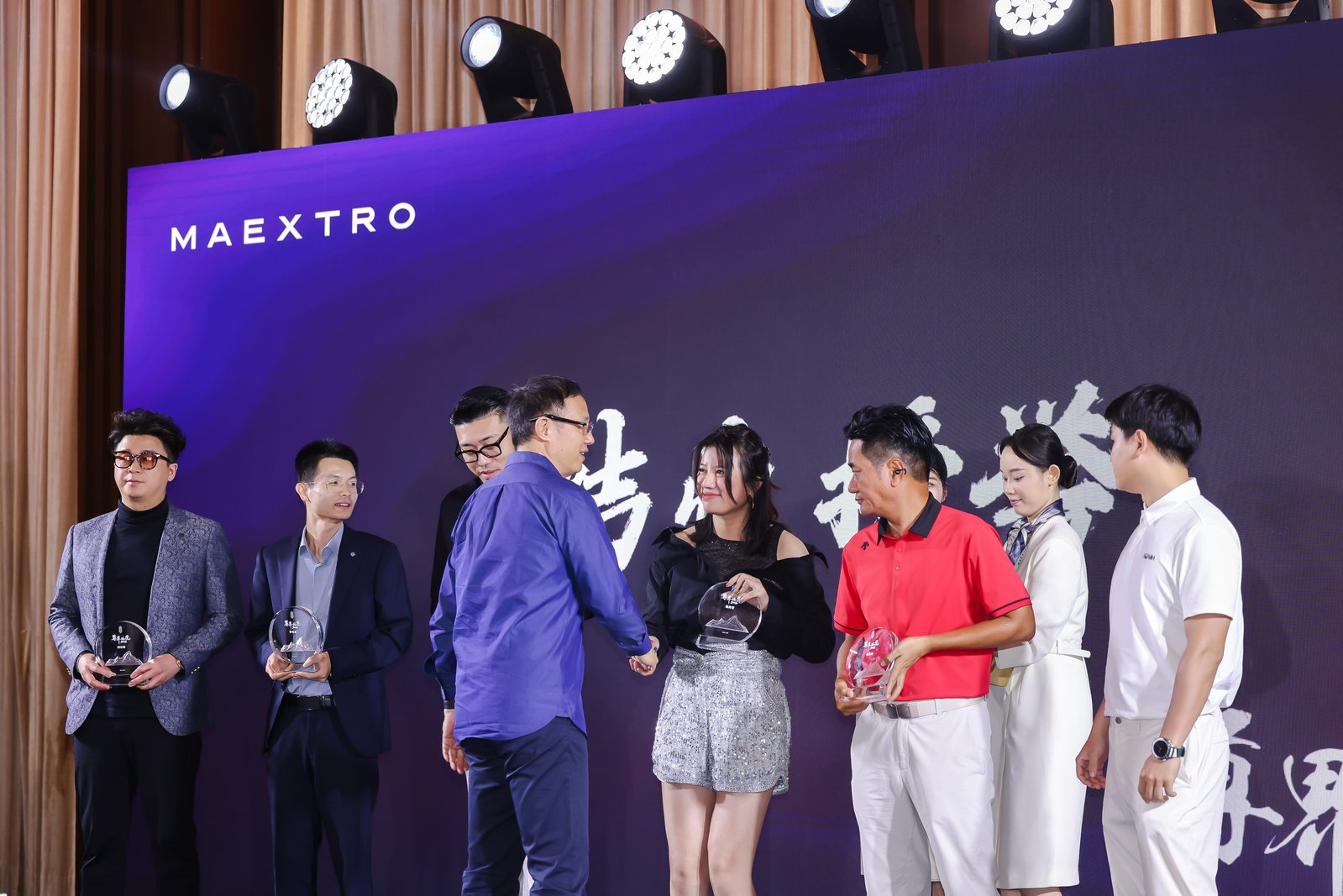 坐进尊界 S800 之前，以为这就是辆普通豪华车；看球员坐进去才发现，这根本是移