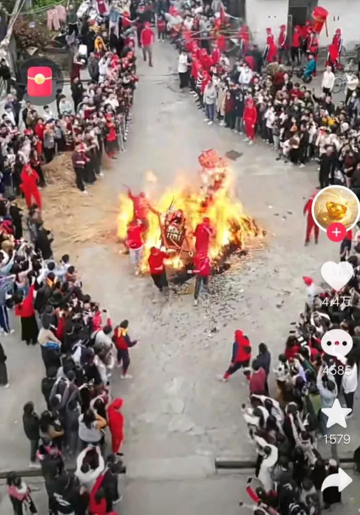 图：会不会出大事，这些癫狂的活动，看的让人心惊肉跳的。。。