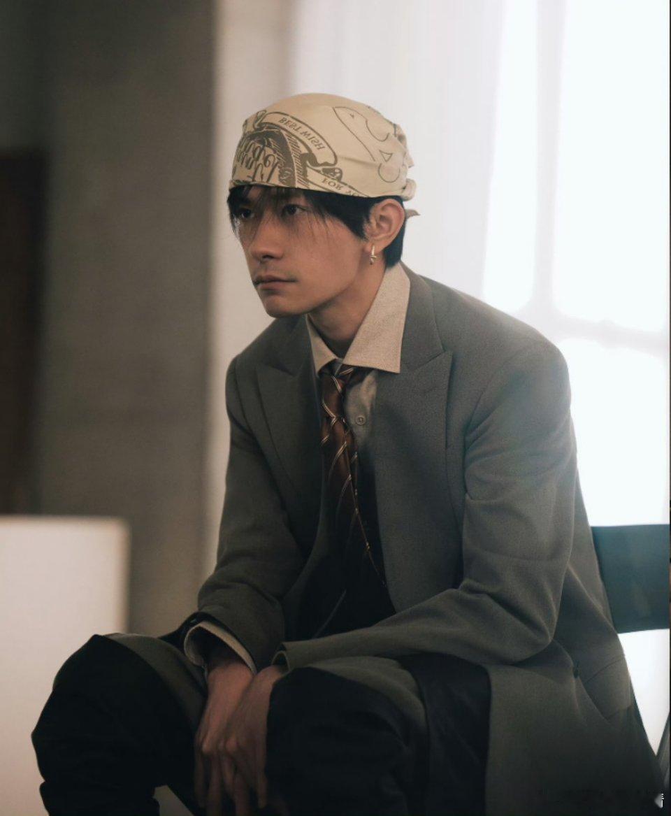 易烊千玺戴头巾太好品了为什么长的不像00后的样子？阳光呢？明朗呢？周身散发着阴郁