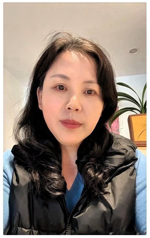 饭都顾不上吃，进门先问孩子学费，再问老人药，然后才拉你进屋。
你以为是感动。我看