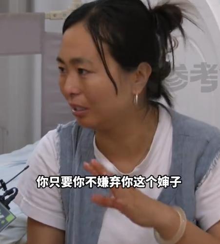 7月3日智慧生活报报道，河南商丘，女孩拉住婶婶的衣角低声哭诉："婶婶，你能不能不