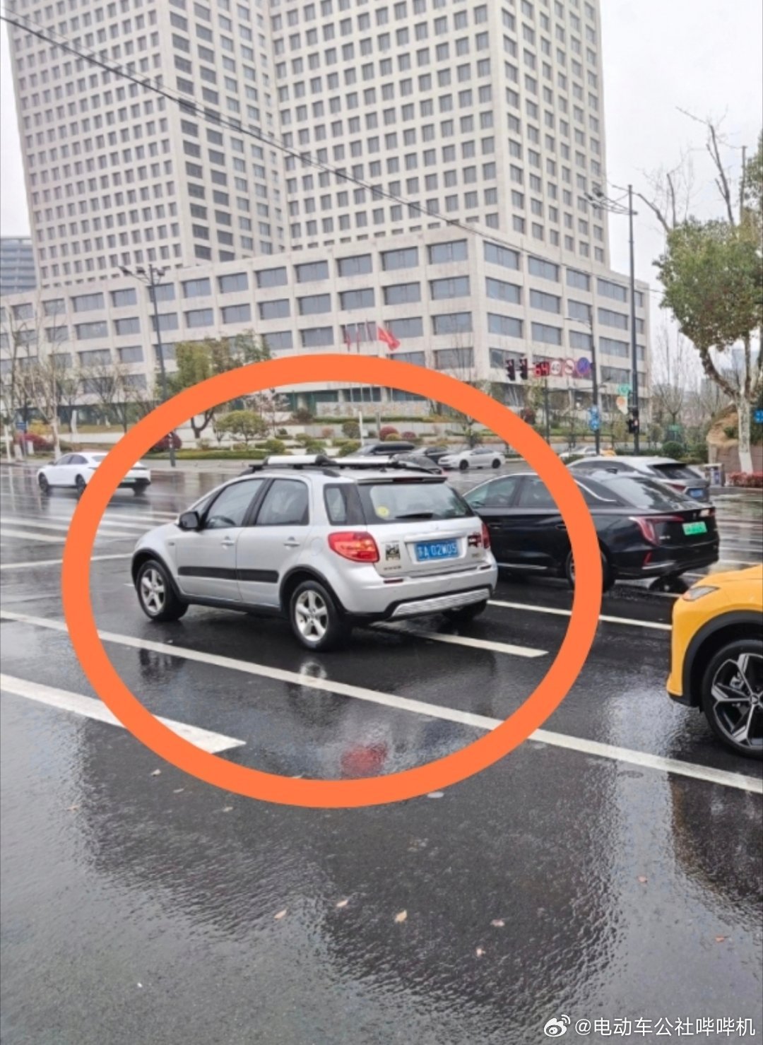 今天在南京试驾新车，刚好下雨，正巧能测试一下恶劣天气的辅助驾驶，结果遇到了个小插