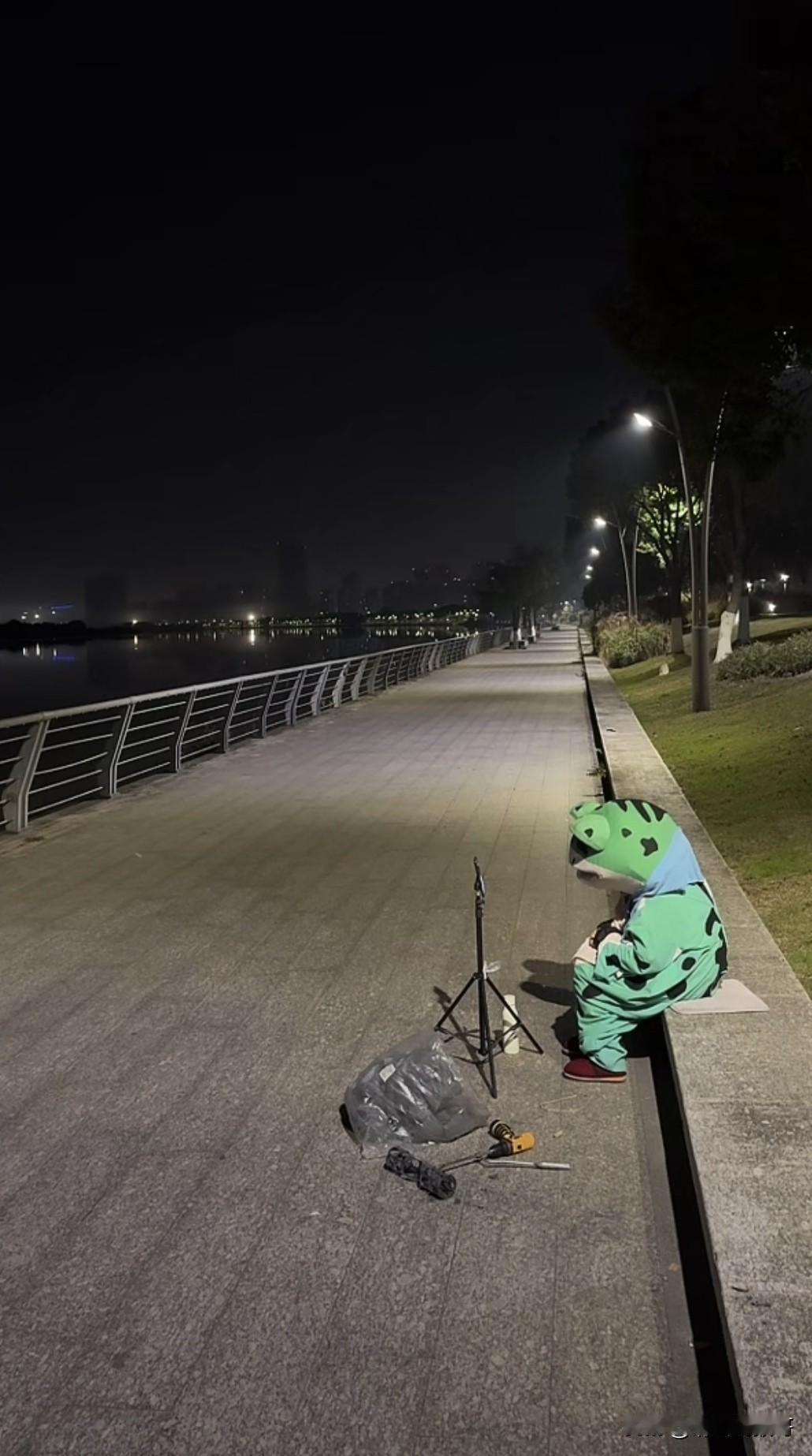 以前我挺可怜这些户外直播的
直到有一天发现他们是开着几个机位直播