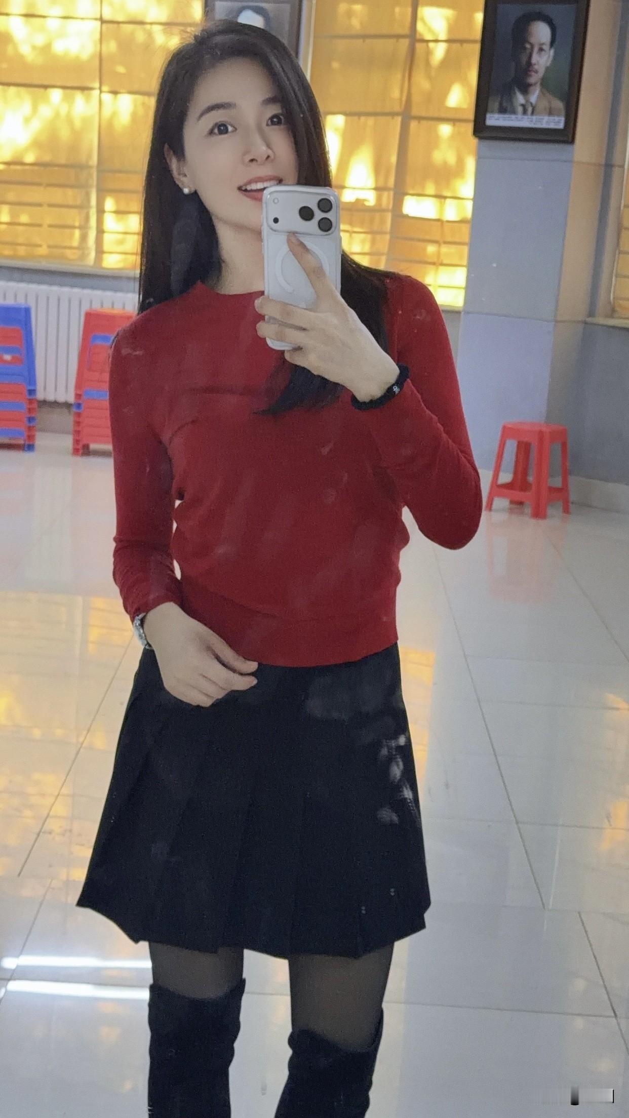 怎样穿搭让自己更美红色上衣搭黑色裙，这搭配简直是yyds！红色热情似火，黑色神秘