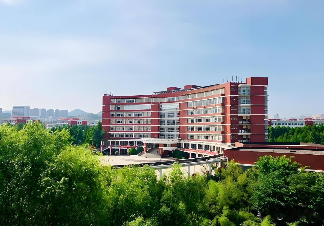 网络上有不少人说大学不重视教学，这是非常错误的观点！
 
大学很重视教学，否则也